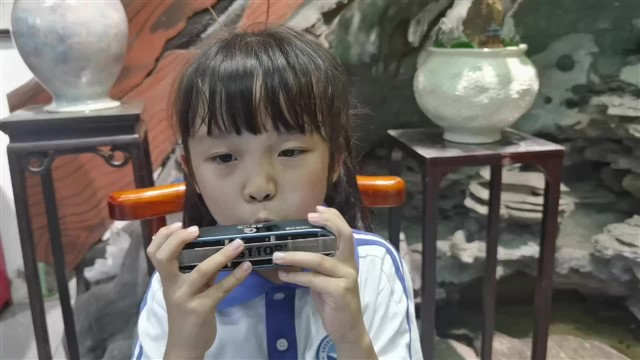 小鼓响咚咚